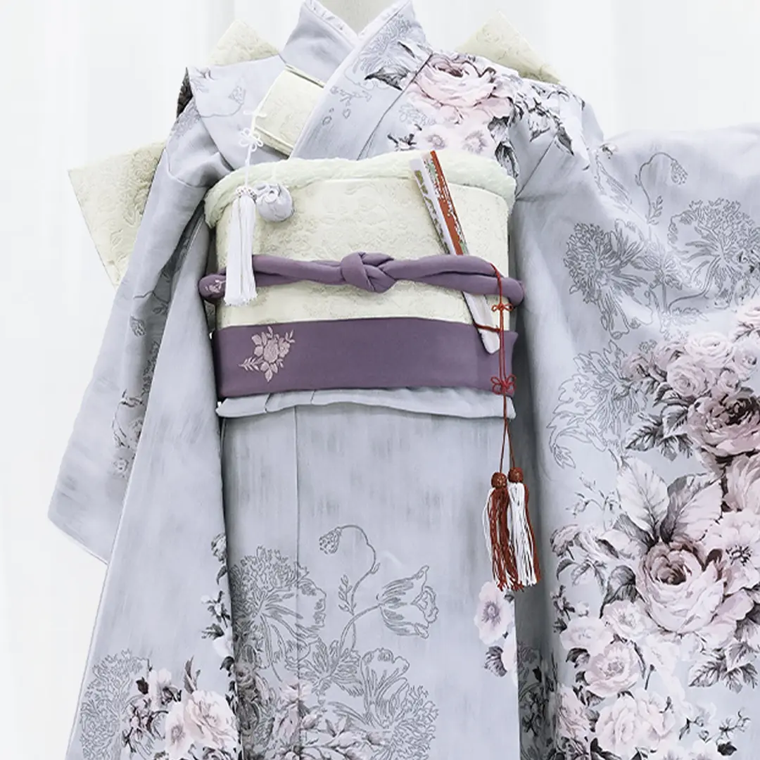 《JILLSTUART》スモーキーパープル地にローズとパンジーの着物／七五三・七歳女の子／バストアップ詳細
