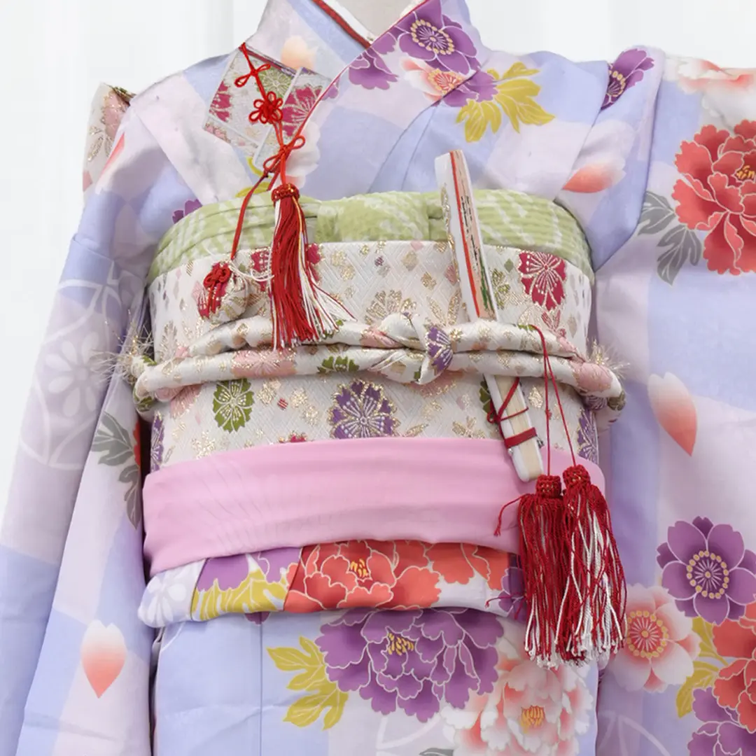 藤色の市松地に牡丹と桜の着物（白桜）／七五三・七歳女の子／バストアップ詳細