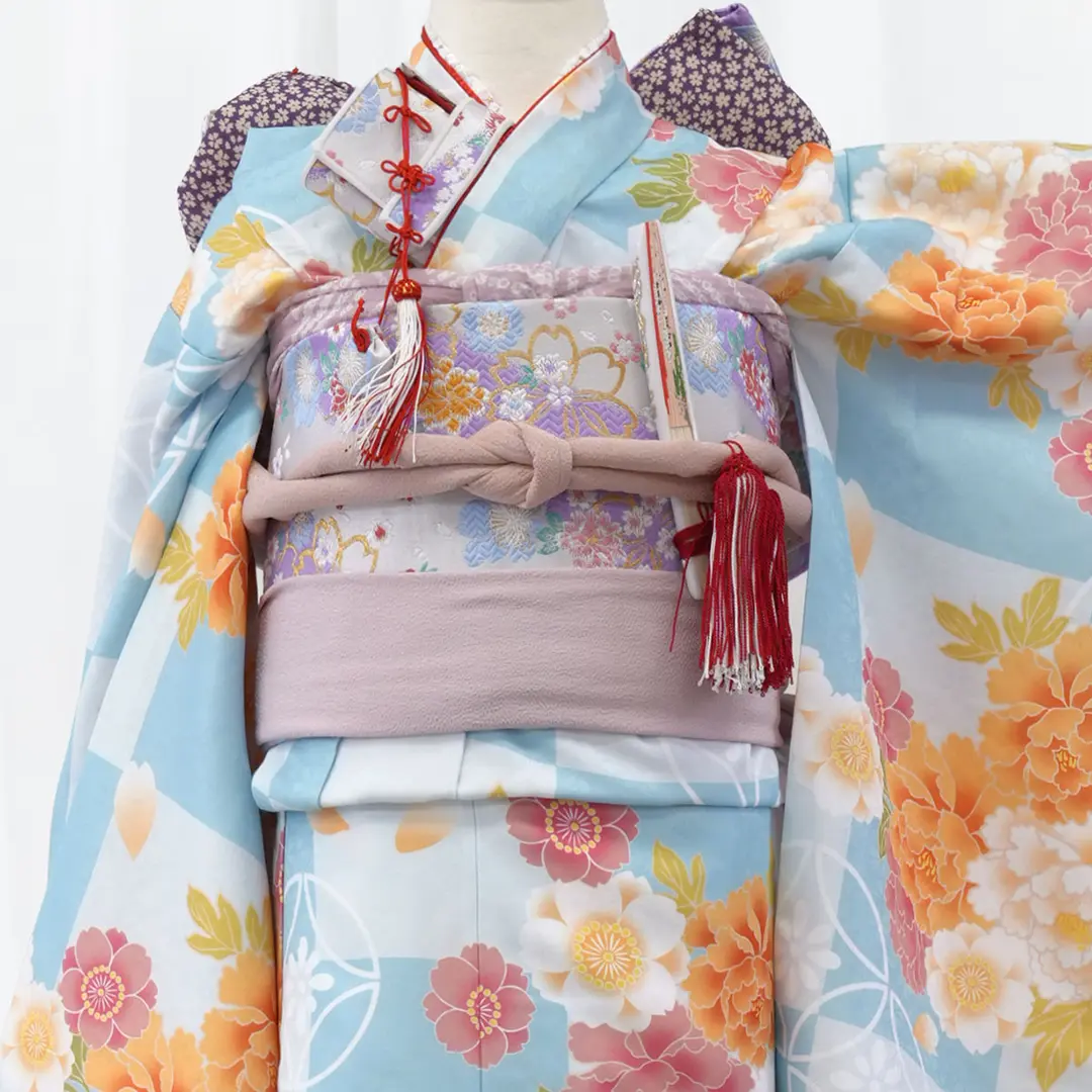 水色の市松地に牡丹と桜の着物（紫白桜）／七五三・七歳女の子／バストアップ詳細