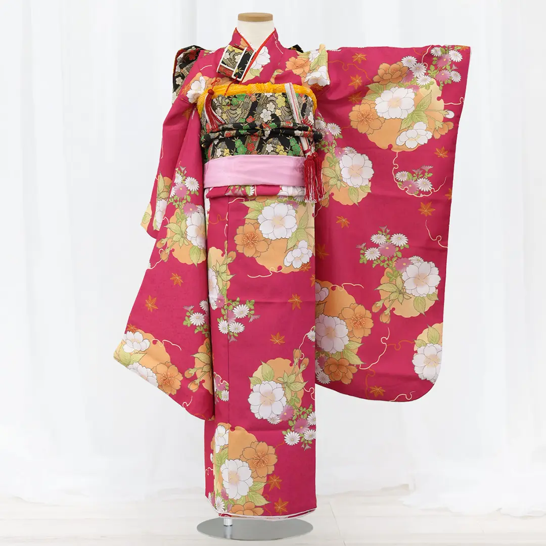 赤地に雪輪と桜の着物（黒梅）／七五三・七歳女の子／正面