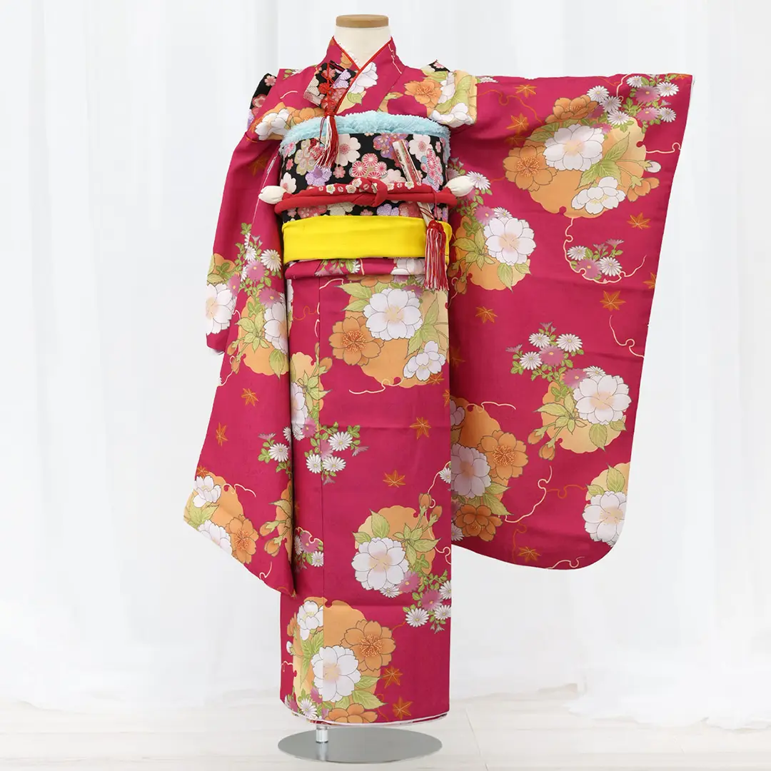 赤地に雪輪と桜の着物（黒梅桜）／七五三・七歳女の子／正面