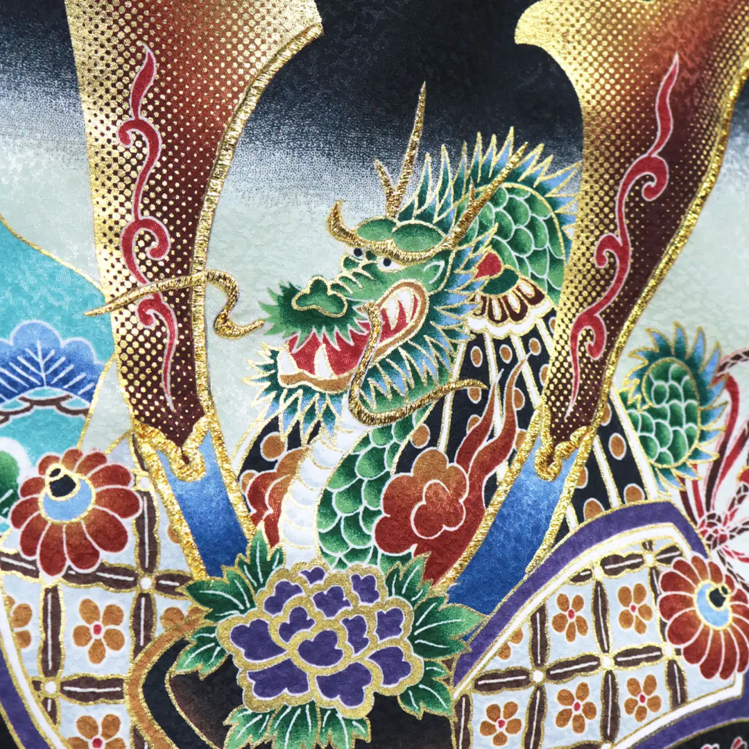 お宮参り産着／<福助> 黒地に兜と束ね熨斗の祝い着／男児（ポリエステル）／背中の柄詳細