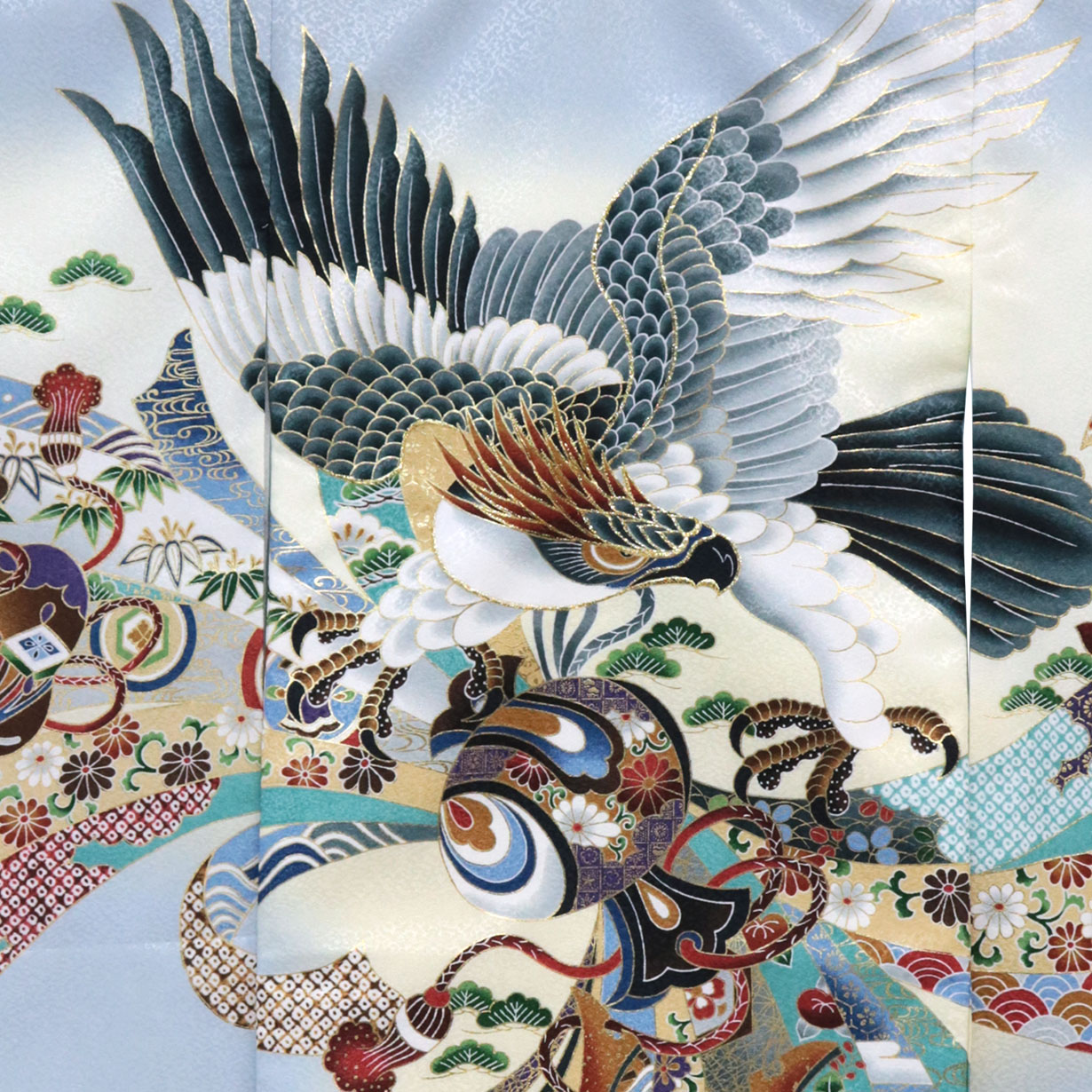 水色地に鷹と束ね熨斗、兜の祝い着（産着）／男児（ポリエステル）