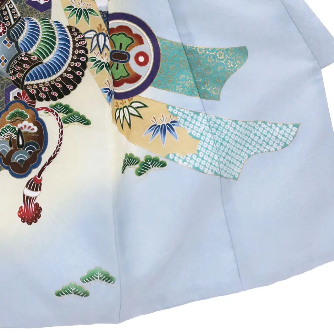 お宮参り産着／水色地に鷹と束ね熨斗、兜の祝い着／男児（ポリエステル）／右裾詳細