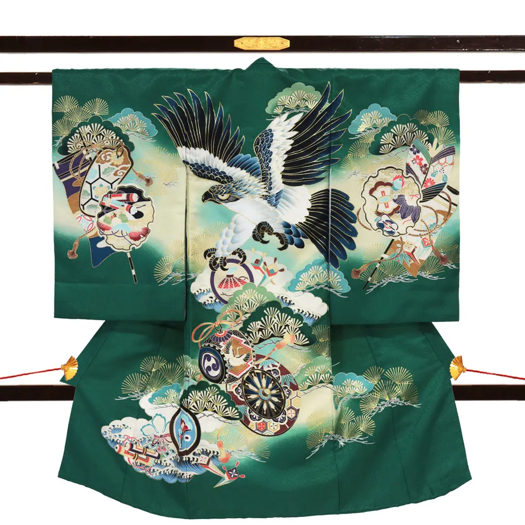 緑地に鷹と青松、宝尽くしの祝い着（産着）／男児（ポリエステル）／正面