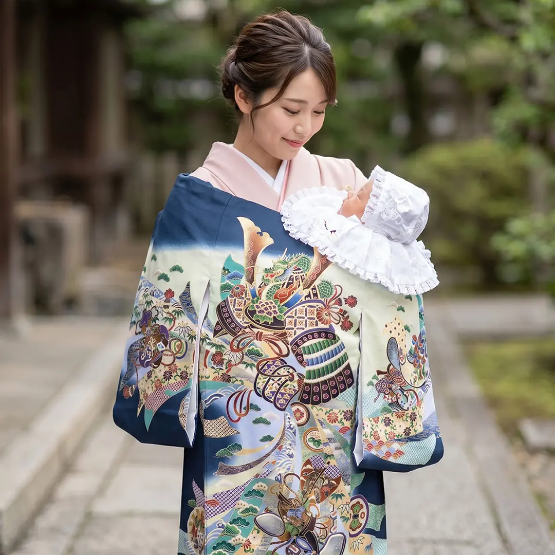 <福助> 紺地に兜と束ね熨斗の祝い着／男児（ポリエステル）／着用イメージ