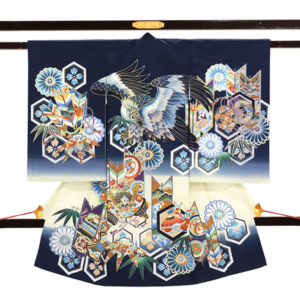 <栄> 紺地に鷹と矢羽根、亀甲紋の祝い着／男児（ポリエステル）