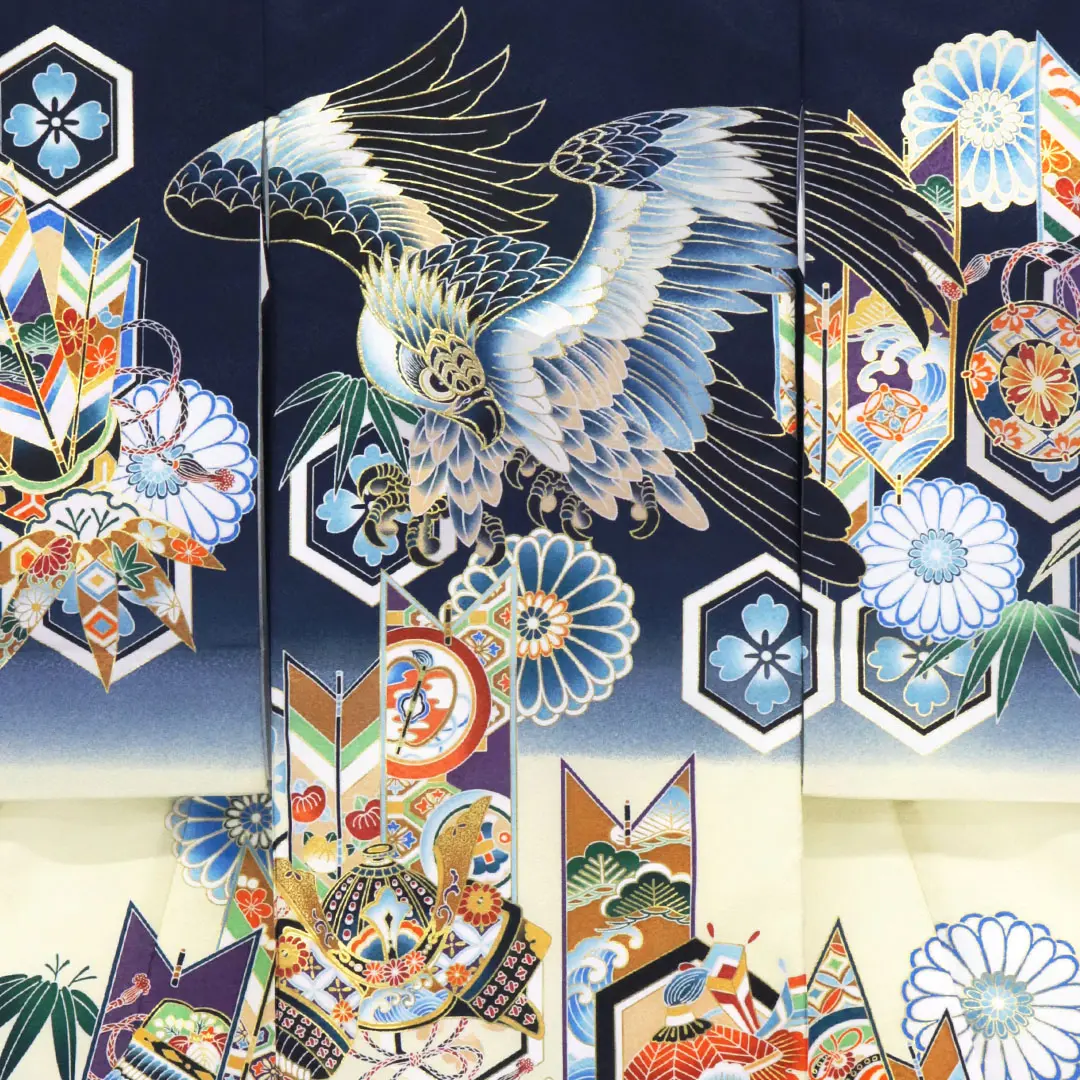 <栄> 紺地に鷹と矢羽根、亀甲紋の祝い着／背中詳細