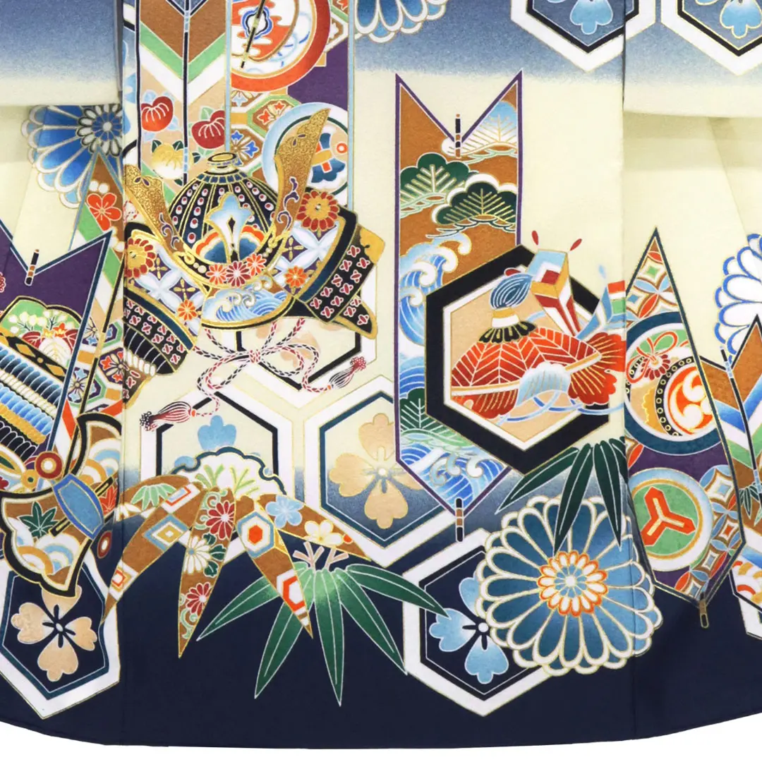 <栄> 紺地に鷹と矢羽根、亀甲紋の祝い着／裾中央詳細