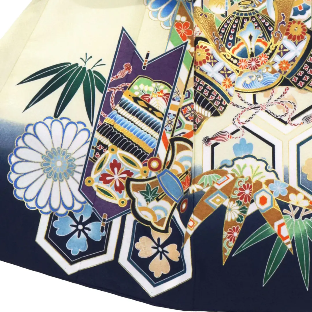 <栄> 紺地に鷹と矢羽根、亀甲紋の祝い着／左裾詳細