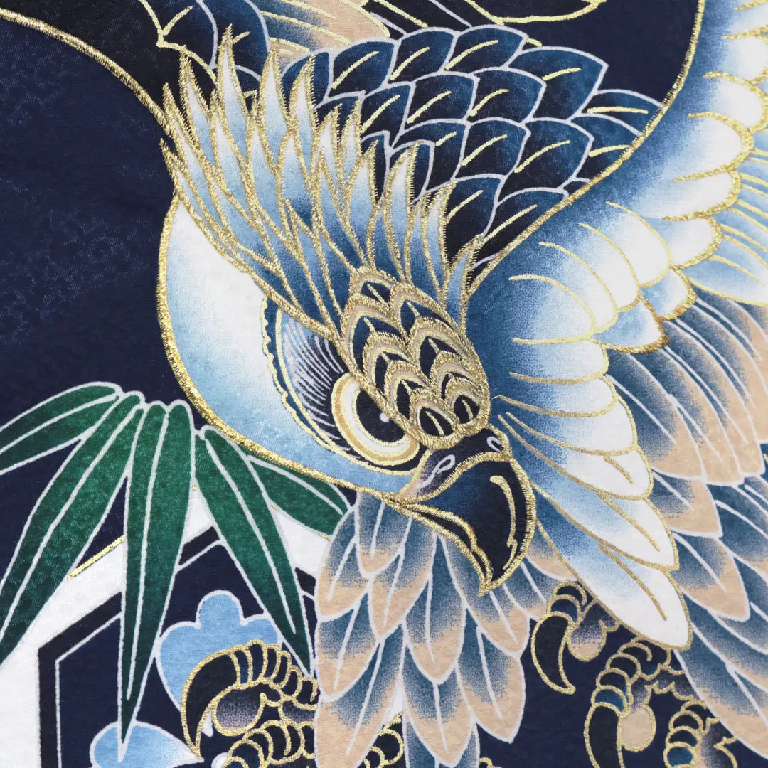 <栄> 紺地に鷹と矢羽根、亀甲紋の祝い着／柄詳細