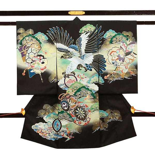 <宝>黒地に鷹と青松、宝尽くしの祝い着／男児（ポリエステル）