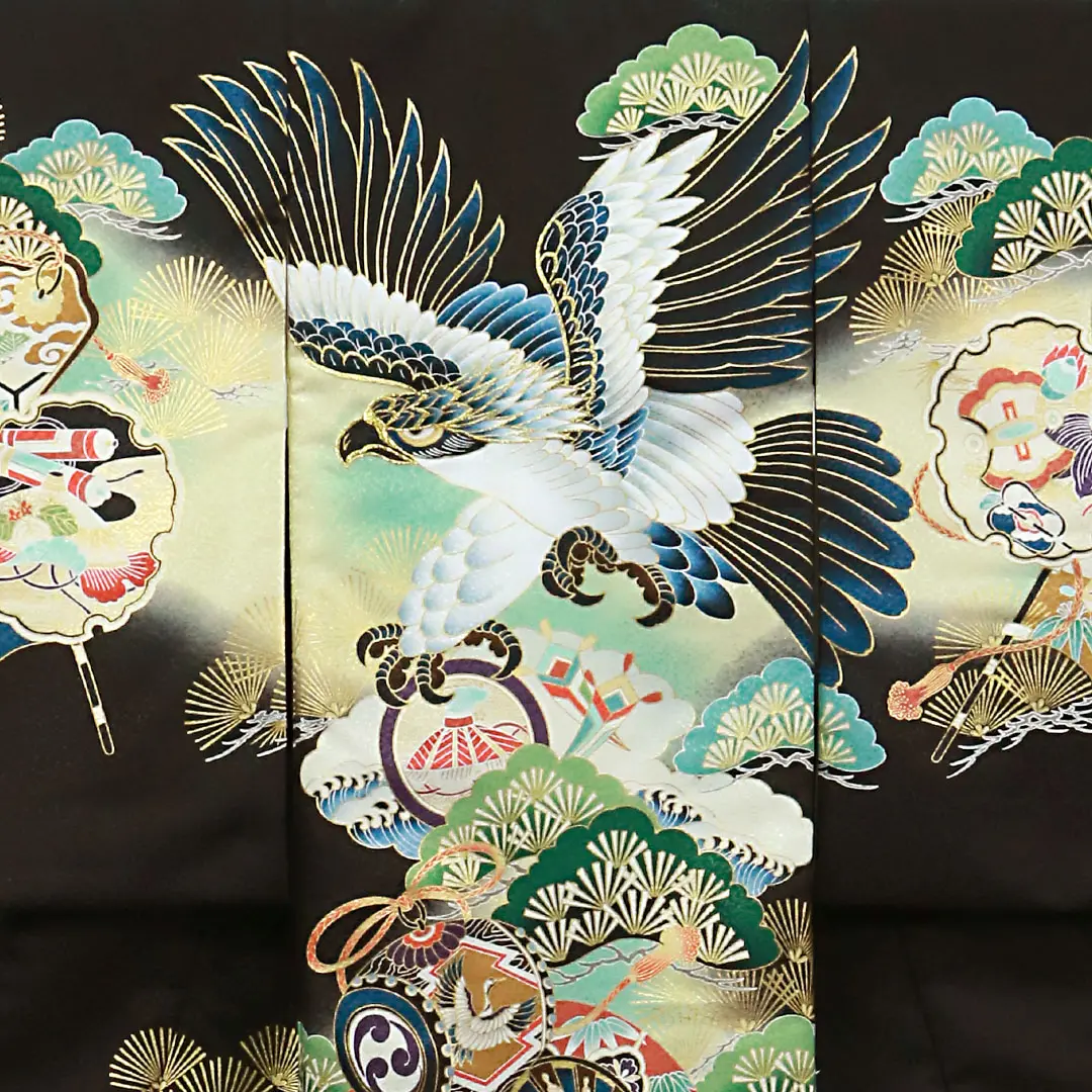 <宝>黒地に鷹と青松、宝尽くしの祝い着／背中詳細