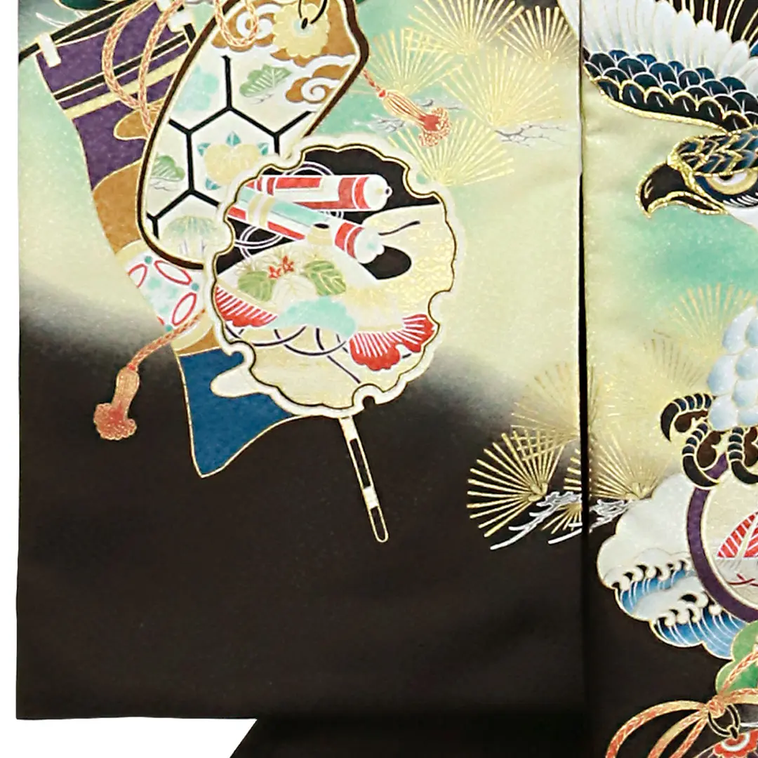 <宝>黒地に鷹と青松、宝尽くしの祝い着／左袖詳細