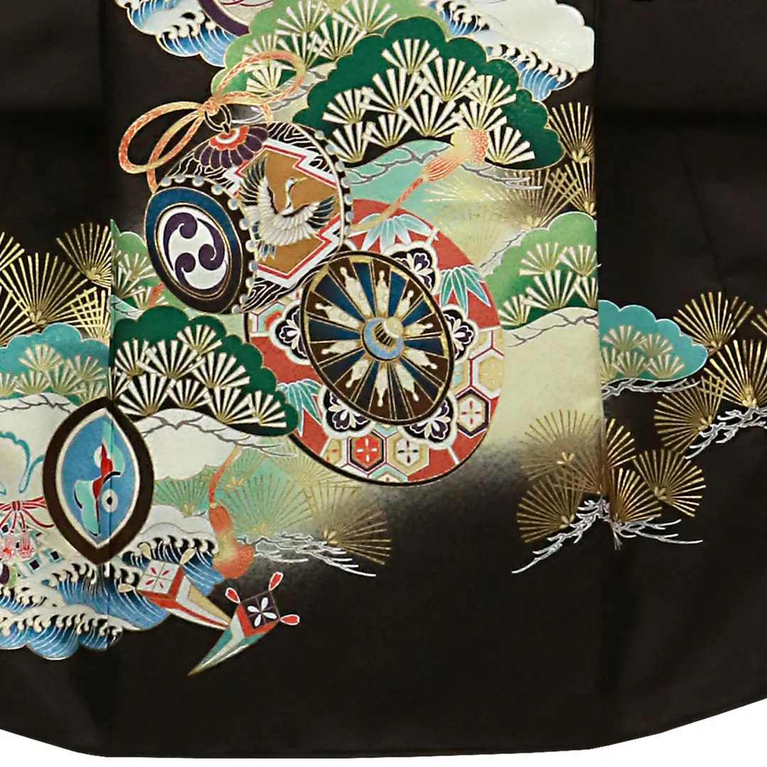 <宝>黒地に鷹と青松、宝尽くしの祝い着／真ん中裾詳細