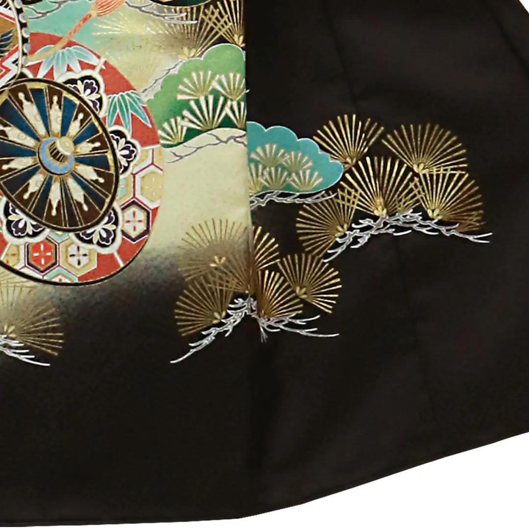 <宝>黒地に鷹と青松、宝尽くしの祝い着／右裾詳細