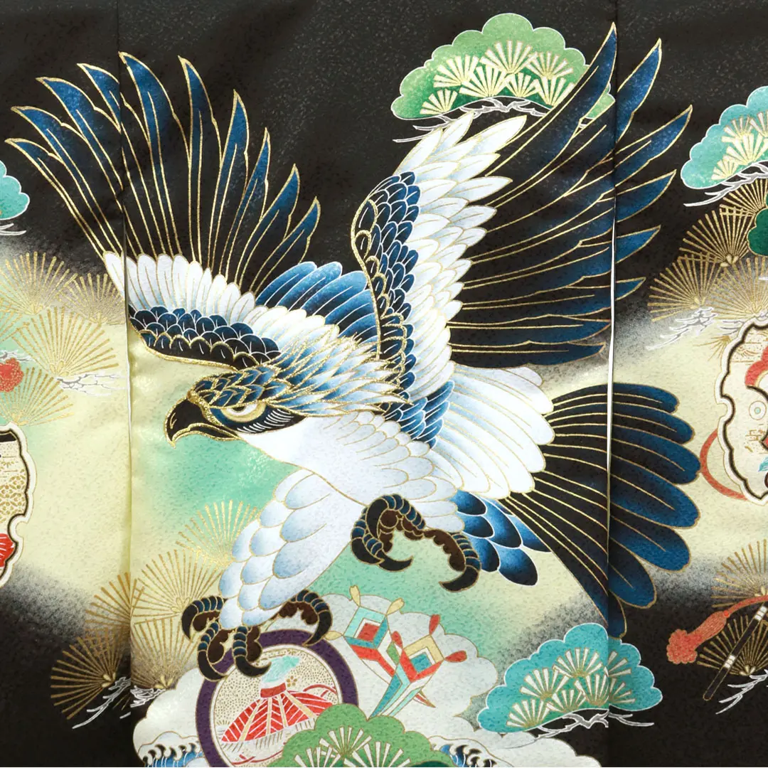 <宝>黒地に鷹と青松、宝尽くしの祝い着／背中鷹詳細