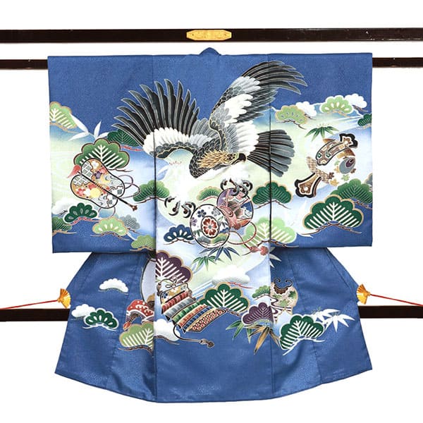 青地に鷹と鼓、松の祝い着／男児（ポリエステル）