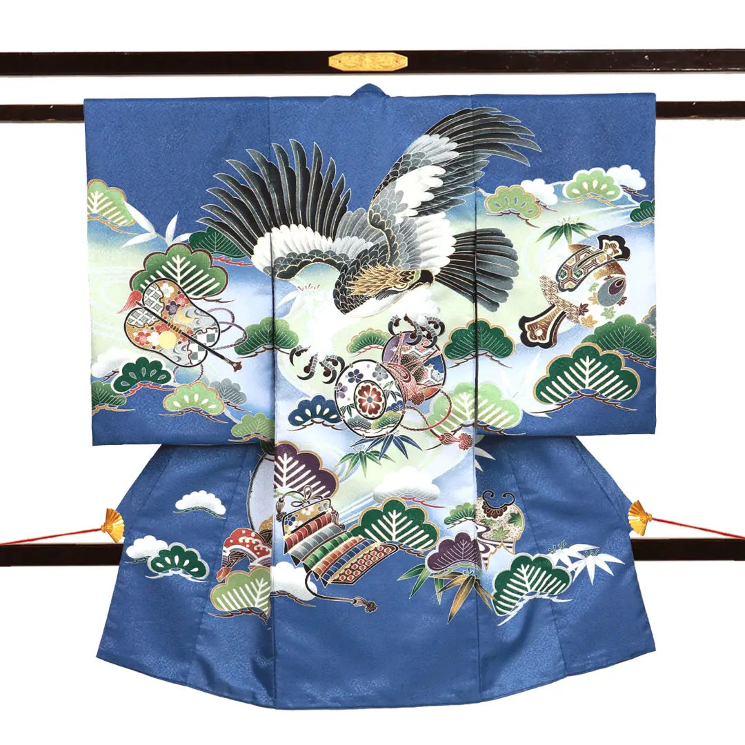 青地に鷹と鼓、松の祝い着／男児（ポリエステル）