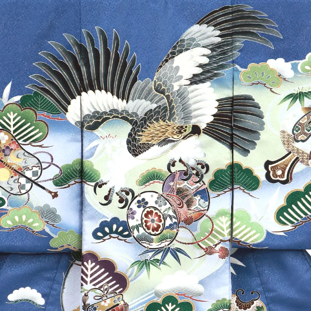 青地に鷹と鼓、松の祝い着／背中詳細