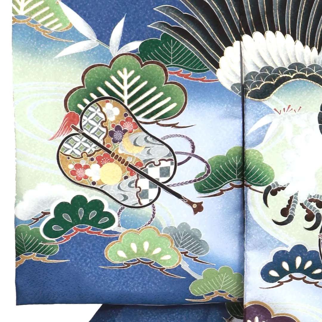 青地に鷹と鼓、松の祝い着／左袖詳細