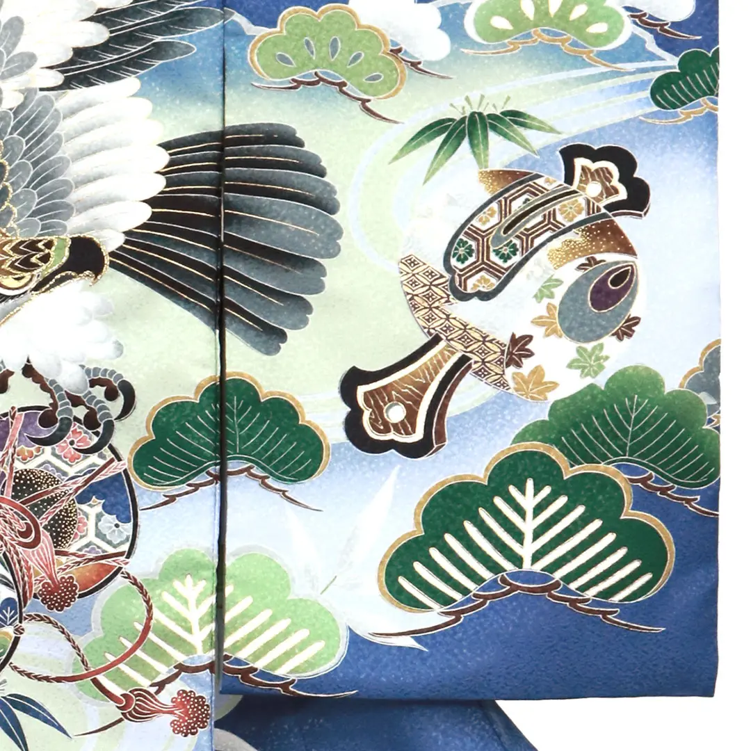 青地に鷹と鼓、松の祝い着／右袖詳細