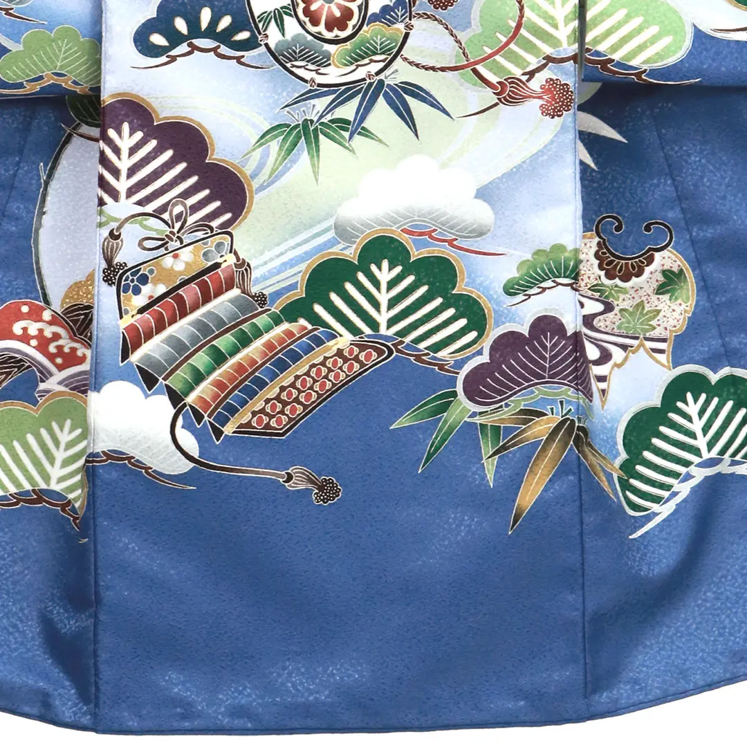 青地に鷹と鼓、松の祝い着／正面裾詳細
