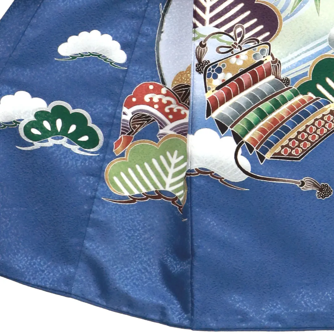 青地に鷹と鼓、松の祝い着／左裾詳細
