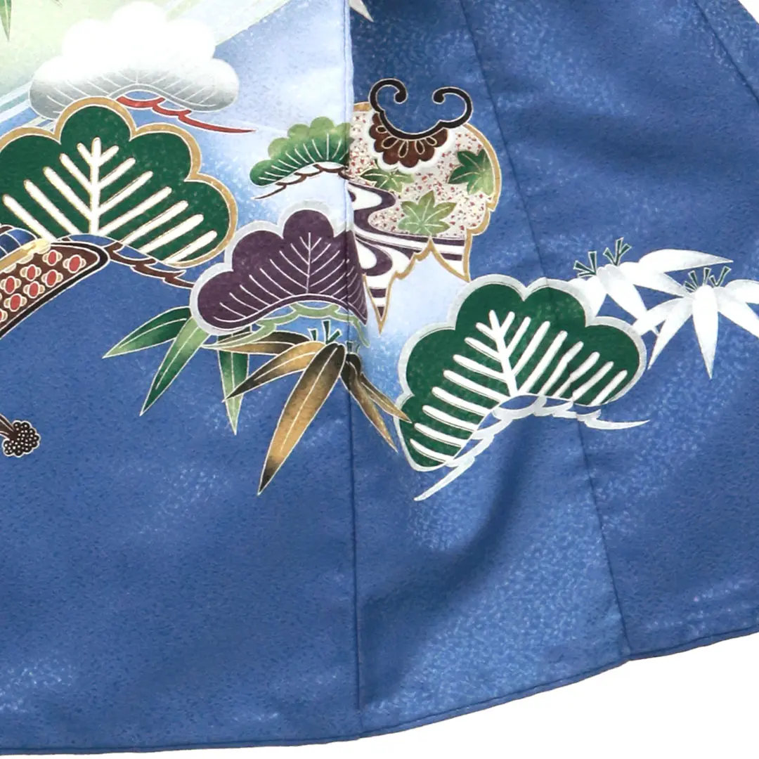 青地に鷹と鼓、松の祝い着／右裾詳細