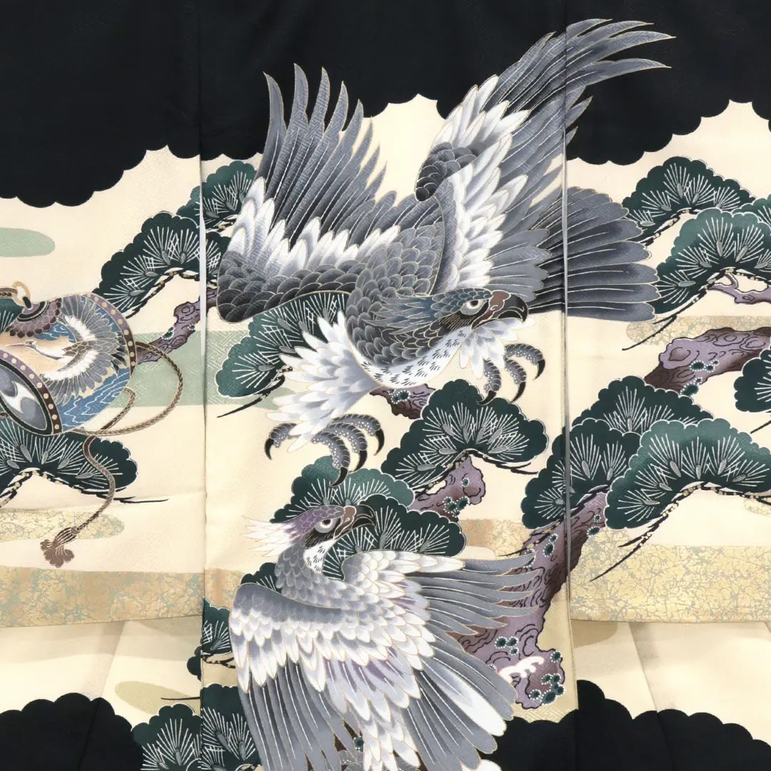 <粋>黒地に二羽の鷹、松の祝い着／背中詳細