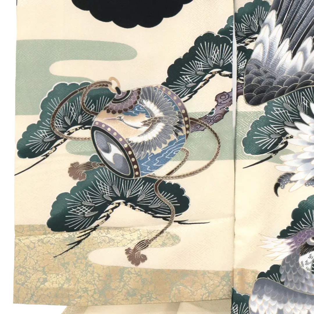 <粋>黒地に二羽の鷹、松の祝い着／左袖詳細