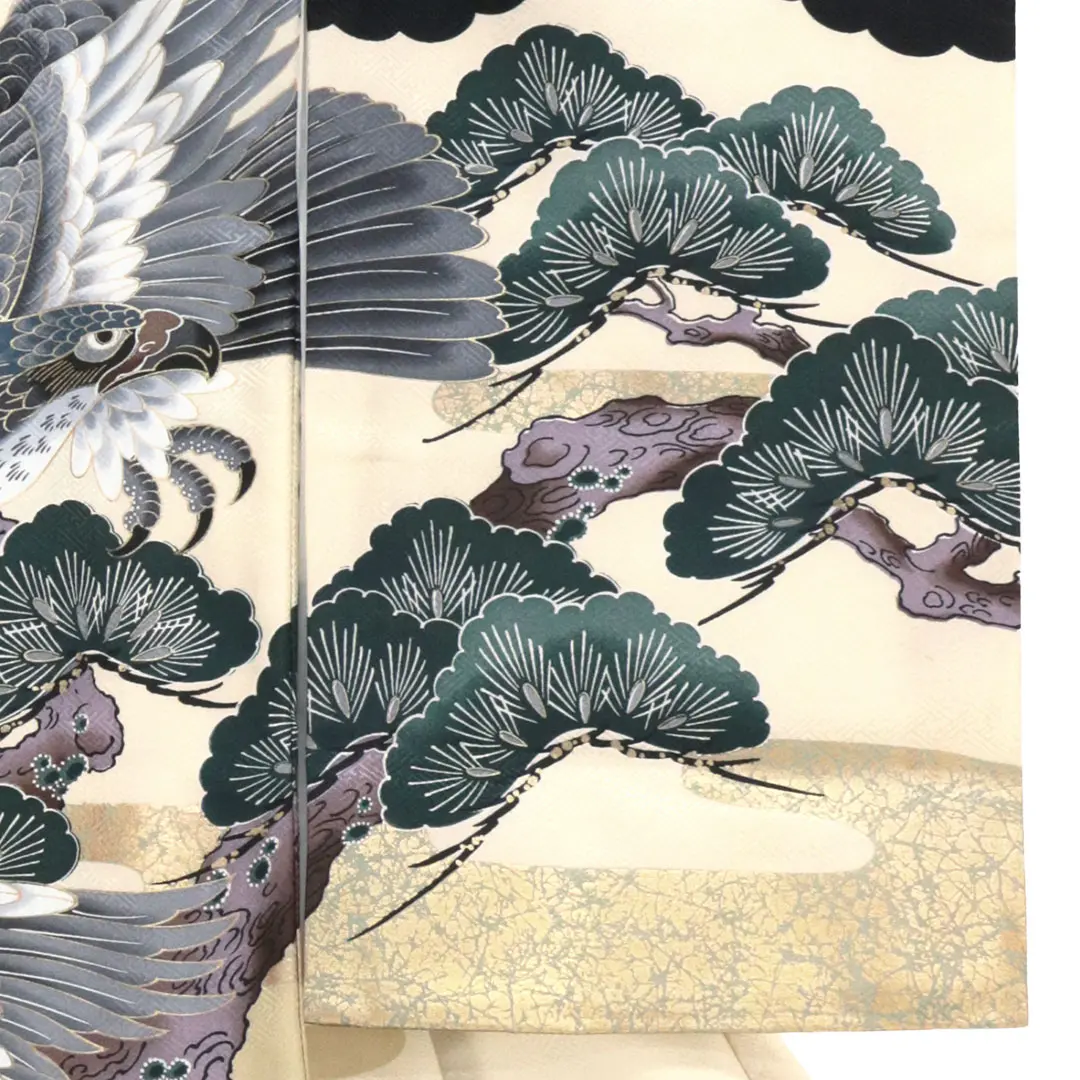 <粋>黒地に二羽の鷹、松の祝い着／右袖詳細