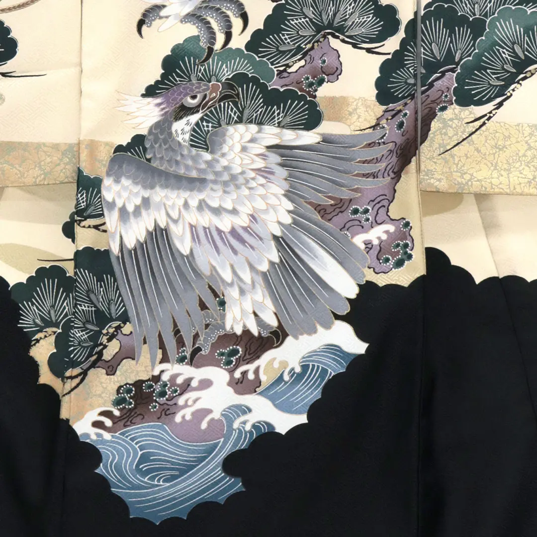 <粋>黒地に二羽の鷹、松の祝い着／裾中央詳細