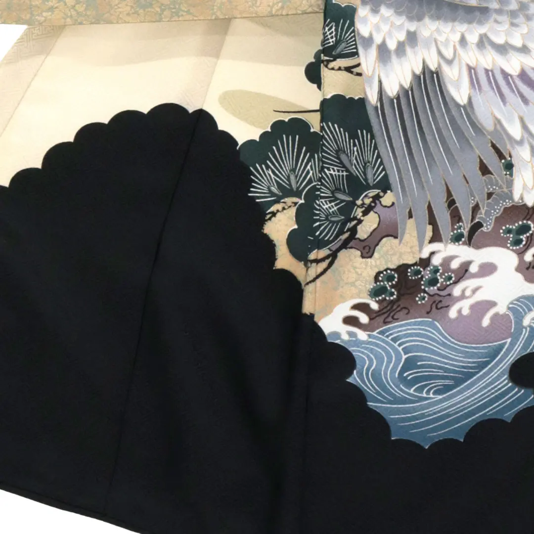 <粋>黒地に二羽の鷹、松の祝い着／左裾詳細