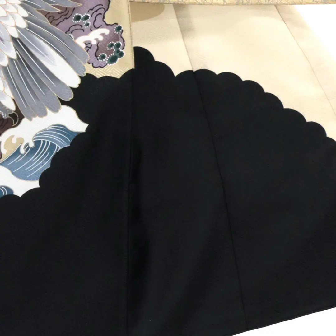 <粋>黒地に二羽の鷹、松の祝い着／右裾詳細