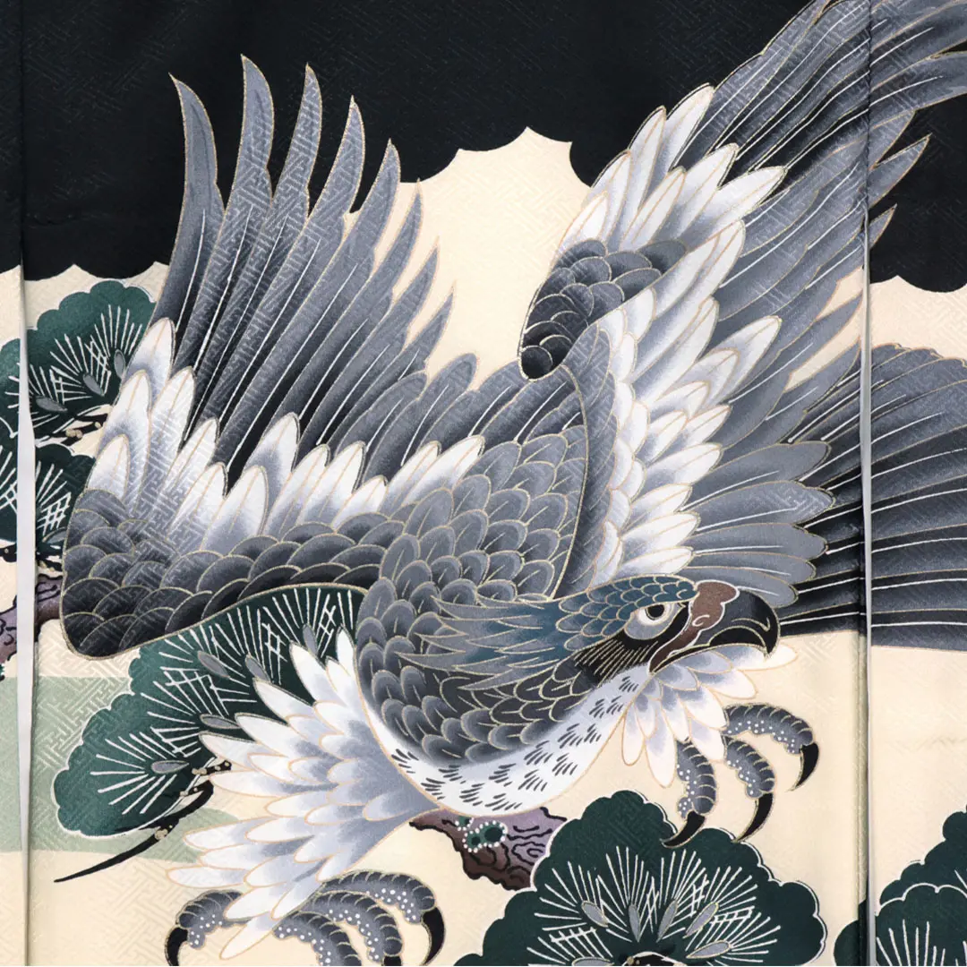 <粋>黒地に二羽の鷹、松の祝い着／背中の柄詳細