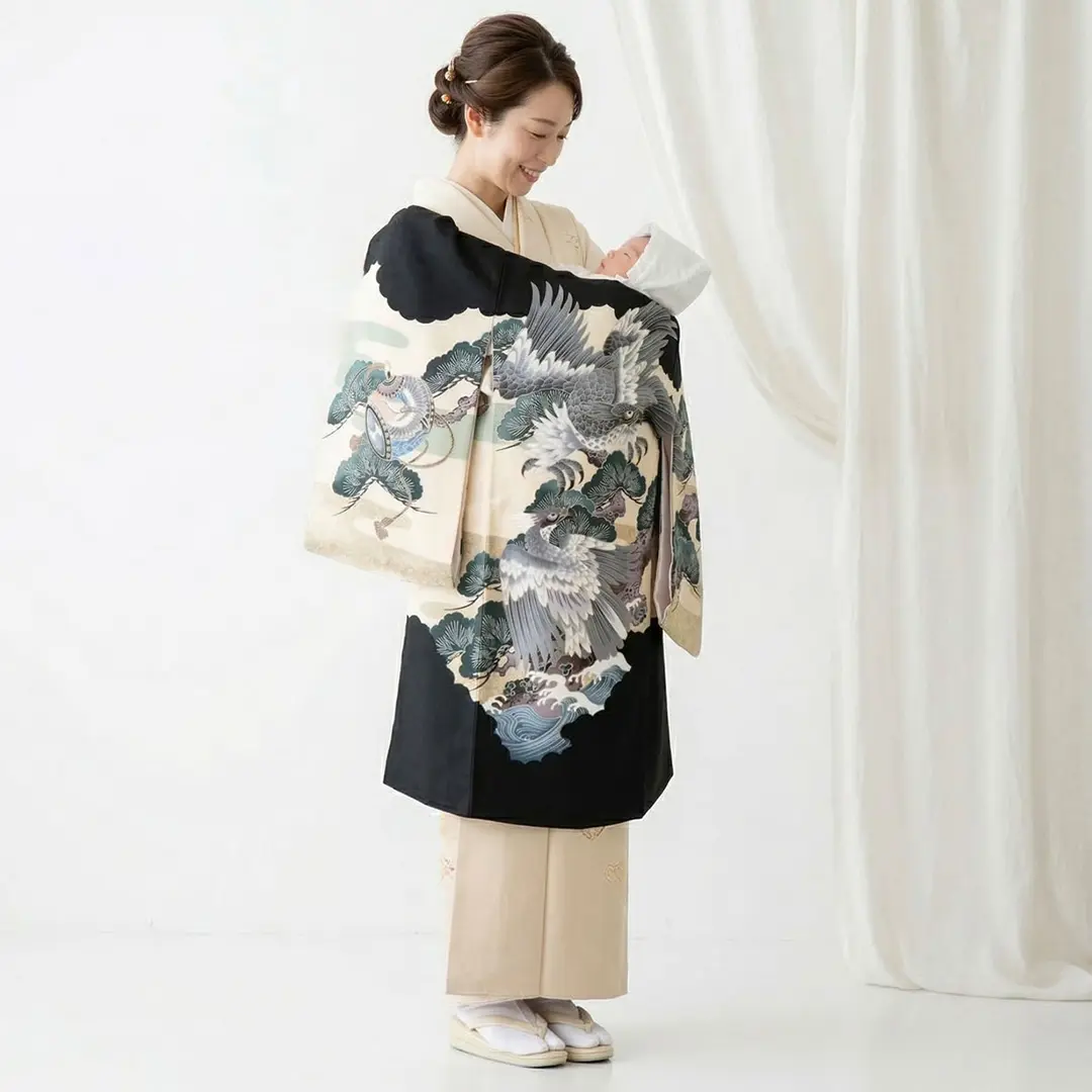 お宮参り産着／<粋>黒地に二羽の鷹、松の祝い着／男児（ポリエステル）／着用イメージ