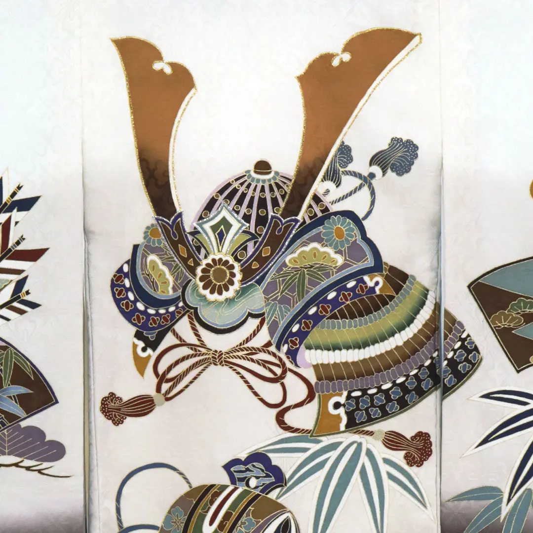 <粋>白地に兜や打ち出の小槌の祝い着／背中詳細