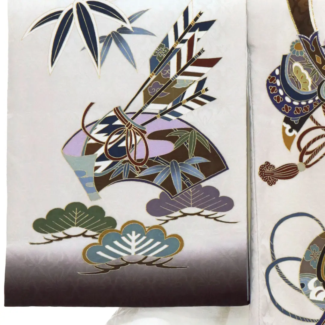 <粋>白地に兜や打ち出の小槌の祝い着／左袖詳細