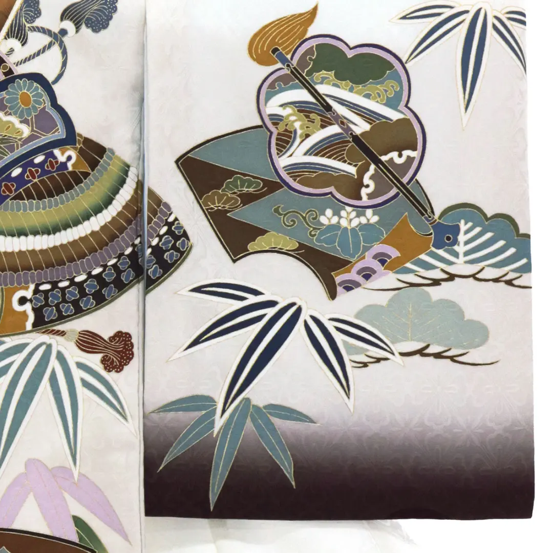 <粋>白地に兜や打ち出の小槌の祝い着／右袖詳細