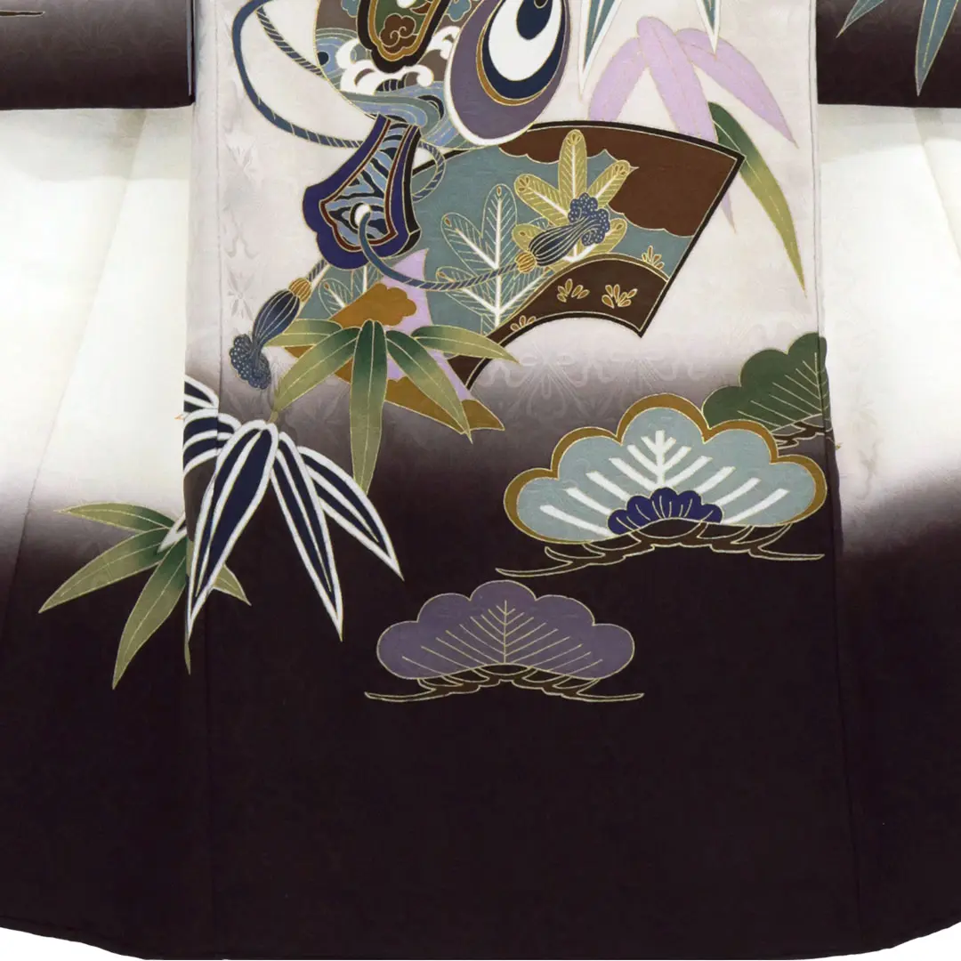 <粋>白地に兜や打ち出の小槌の祝い着／裾中央詳細