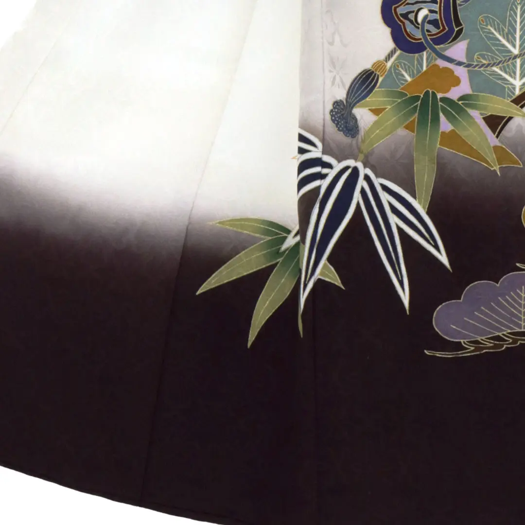 <粋>白地に兜や打ち出の小槌の祝い着／左裾詳細