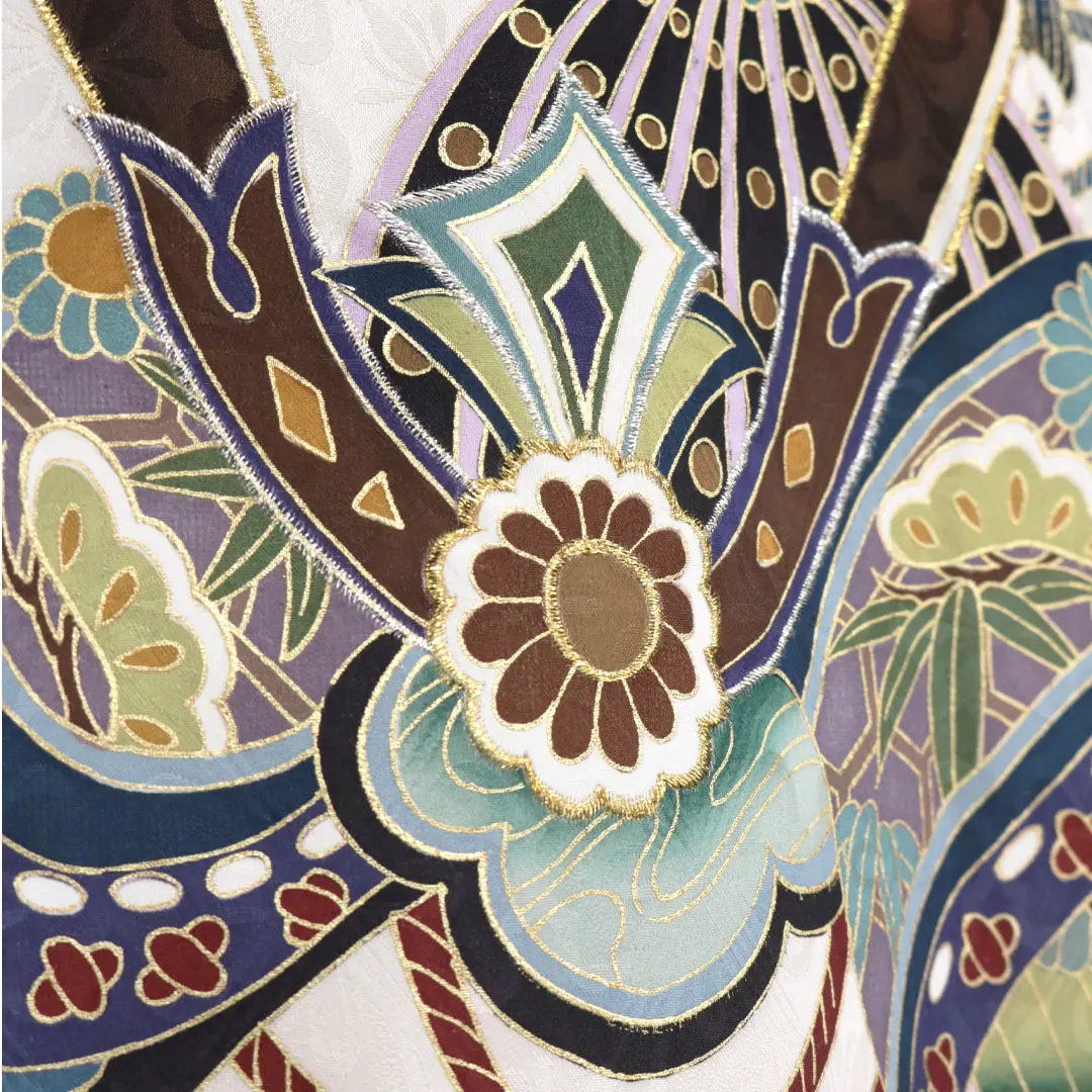 <粋>白地に兜や打ち出の小槌の祝い着／柄詳細①