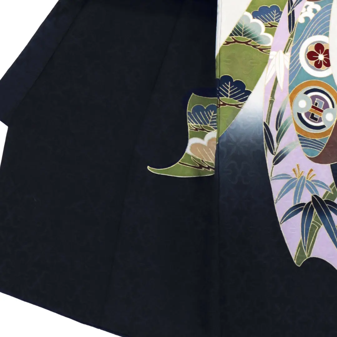 <粋>紺地に鷹と熨斗の祝い着／左裾詳細