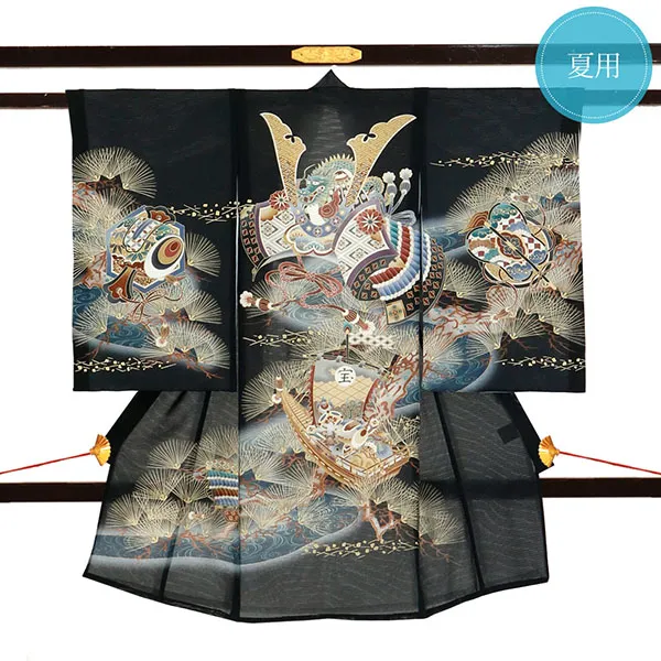 お宮参り産着／黒地に兜と松・流水の絽の祝い着／男児