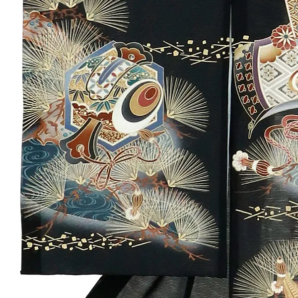 お宮参り産着／黒地に兜と松・流水の絽の祝い着／男児 左袖