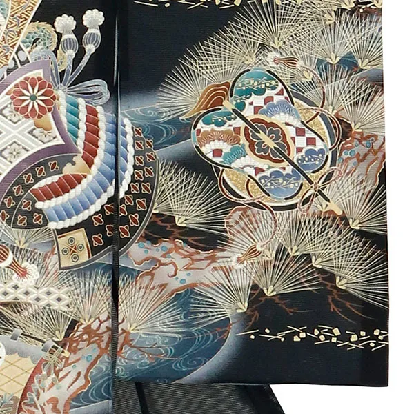 お宮参り産着／黒地に兜と松・流水の絽の祝い着／男児 右袖