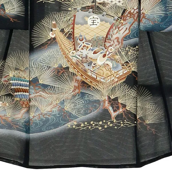 お宮参り産着／黒地に兜と松・流水の絽の祝い着／男児／裾中央詳細