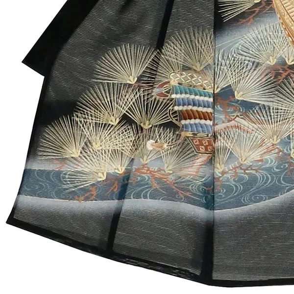 お宮参り産着／黒地に兜と松・流水の絽の祝い着／男児／左裾詳細