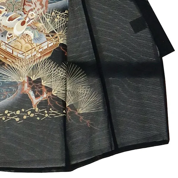 お宮参り産着／黒地に兜と松・流水の絽の祝い着／男児／右裾詳細